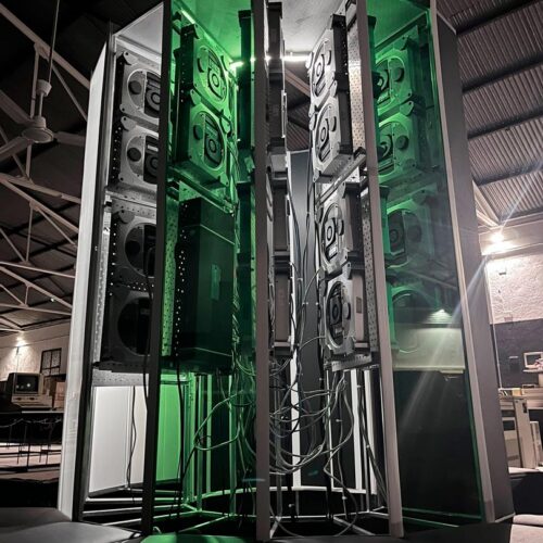 a-cray-1-supercomputer-replica-from-30-“obsolete”-mac-minis
